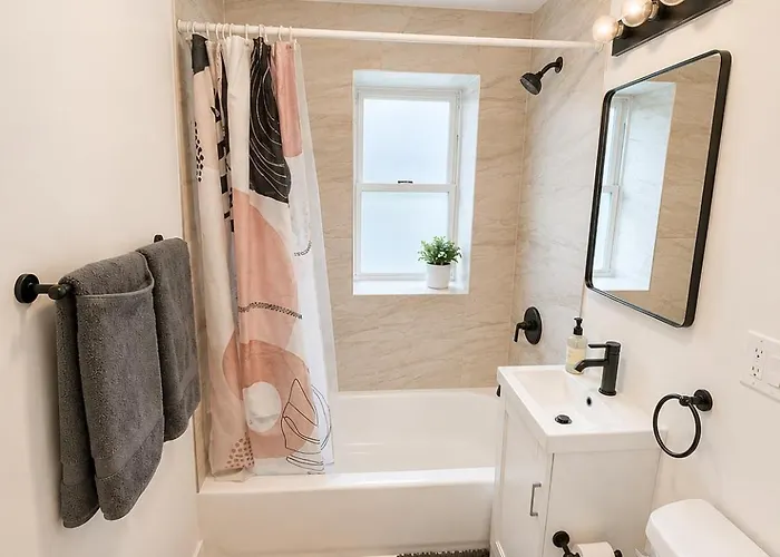 2br,1ba Wifi Parking Full Kitchen *