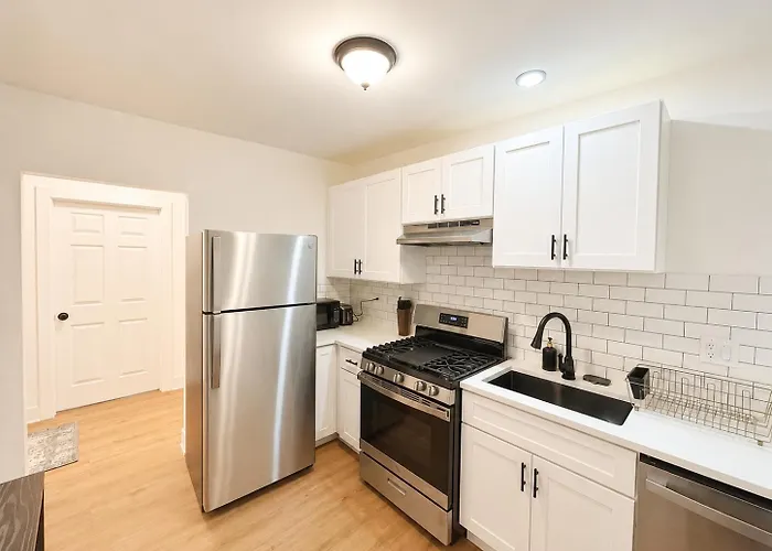 2br,1ba Wifi Parking Full Kitchen *